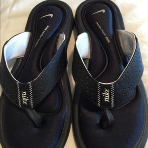 Nike comfort bed flip flops.  Like new, size 8